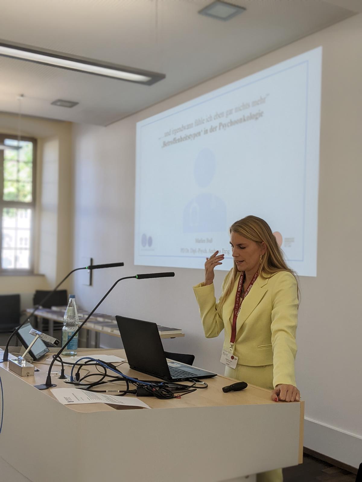 Marlen Buß bei einem Vortrag